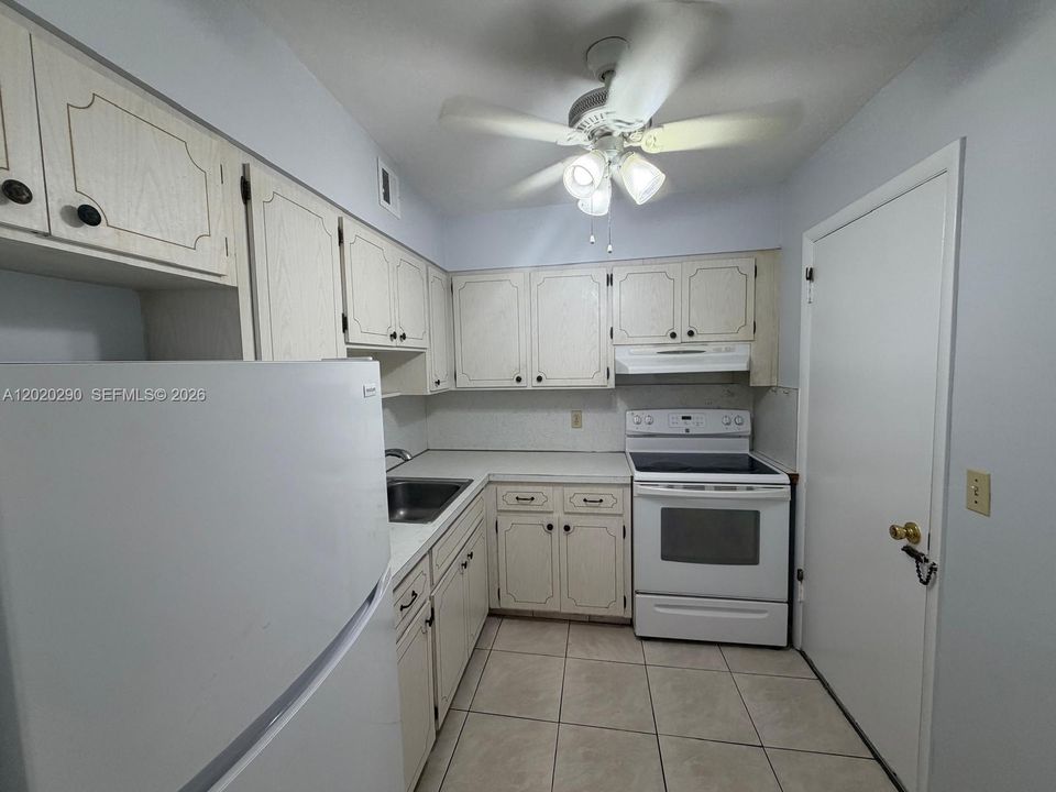 В аренду: $1,600 (2 спален, 1 ванн, 860 Квадратных фут)