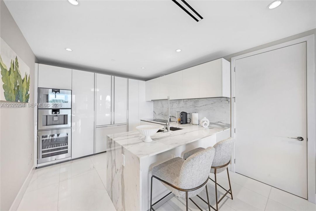 For Rent: $19,900 (2 beds, 2 baths, 1704 Square Feet)