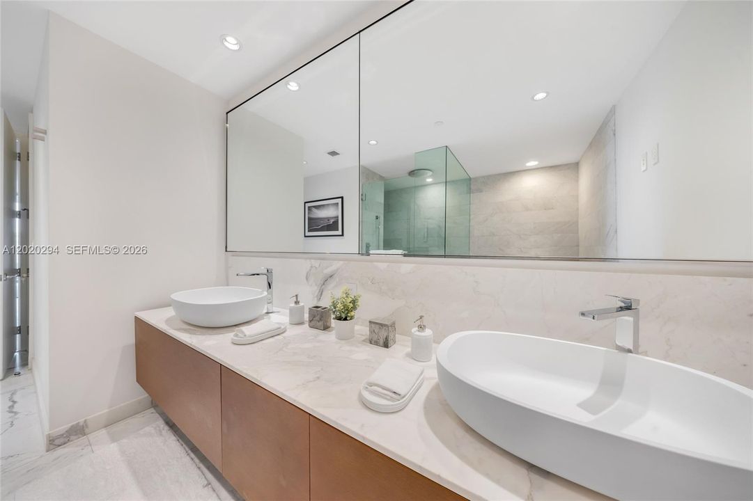 For Rent: $19,900 (2 beds, 2 baths, 1704 Square Feet)