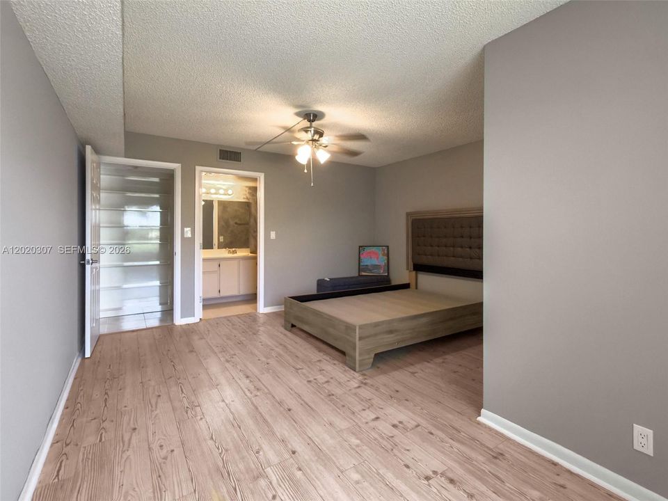 For Sale: $129,000 (2 beds, 2 baths, 990 Square Feet)