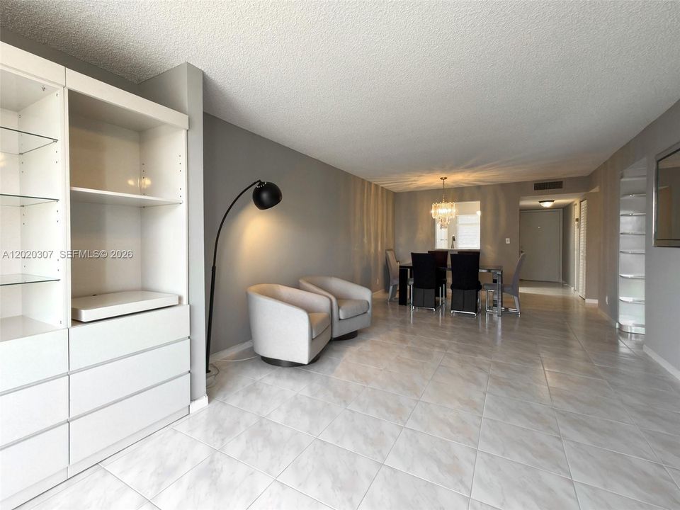 For Sale: $129,000 (2 beds, 2 baths, 990 Square Feet)