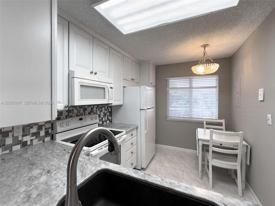 For Sale: $129,000 (2 beds, 2 baths, 990 Square Feet)