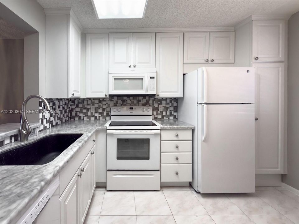 For Sale: $129,000 (2 beds, 2 baths, 990 Square Feet)