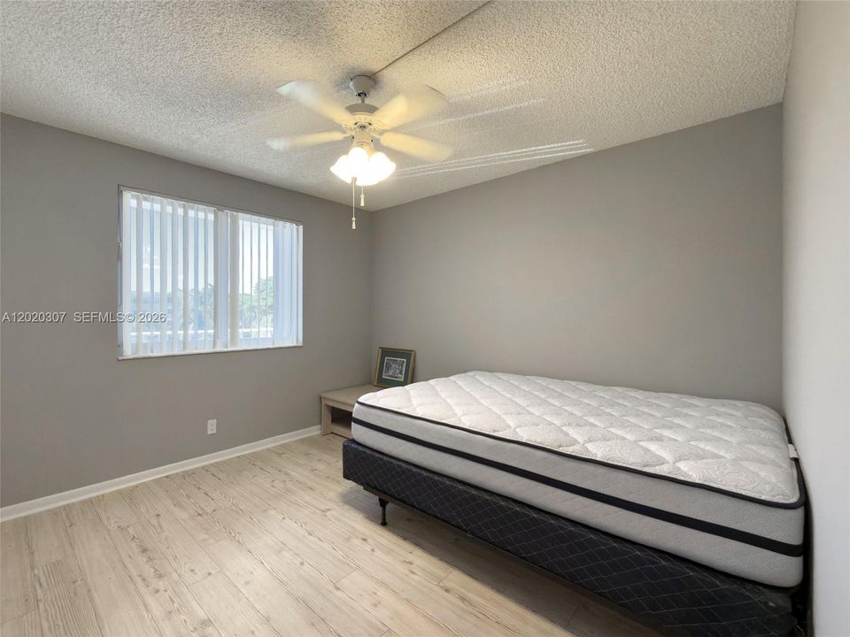 For Sale: $129,000 (2 beds, 2 baths, 990 Square Feet)