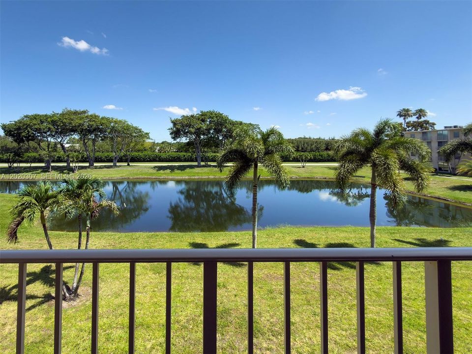For Sale: $129,000 (2 beds, 2 baths, 990 Square Feet)