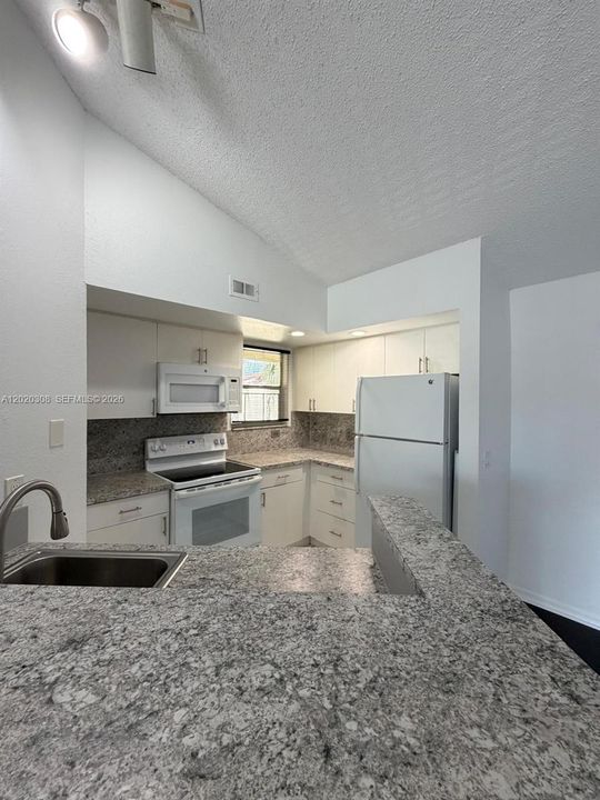 For Rent: $2,300 (2 beds, 2 baths, 1105 Square Feet)