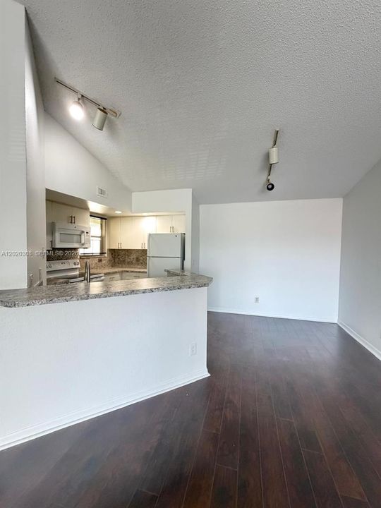 For Rent: $2,300 (2 beds, 2 baths, 1105 Square Feet)