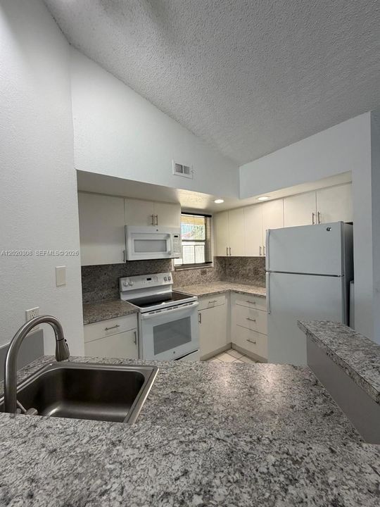 For Rent: $2,300 (2 beds, 2 baths, 1105 Square Feet)