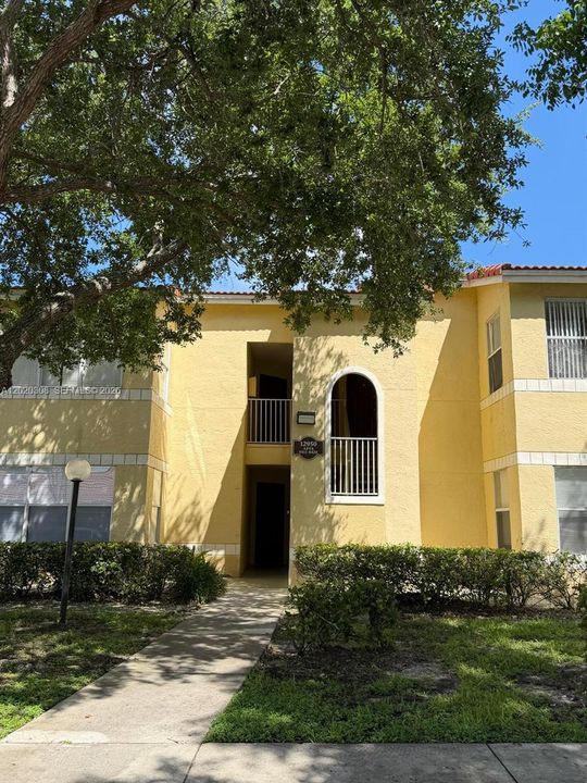 For Rent: $2,300 (2 beds, 2 baths, 1105 Square Feet)