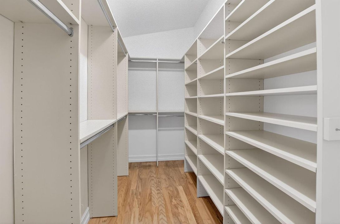 CUSTOM CLOSET