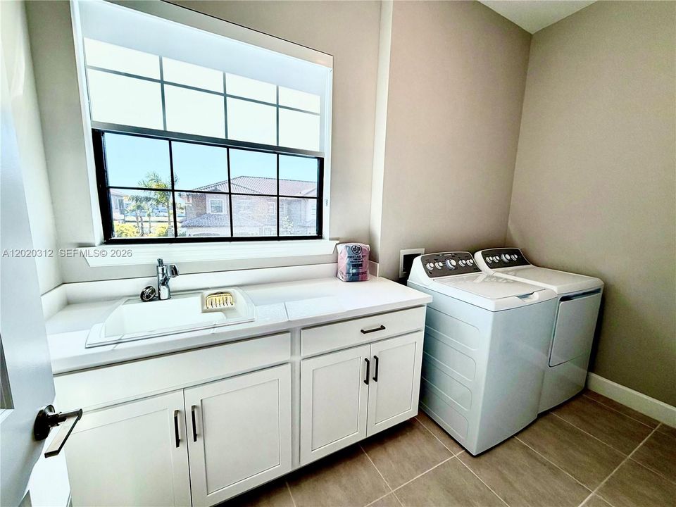 For Rent: $4,500 (3 beds, 3 baths, 2393 Square Feet)