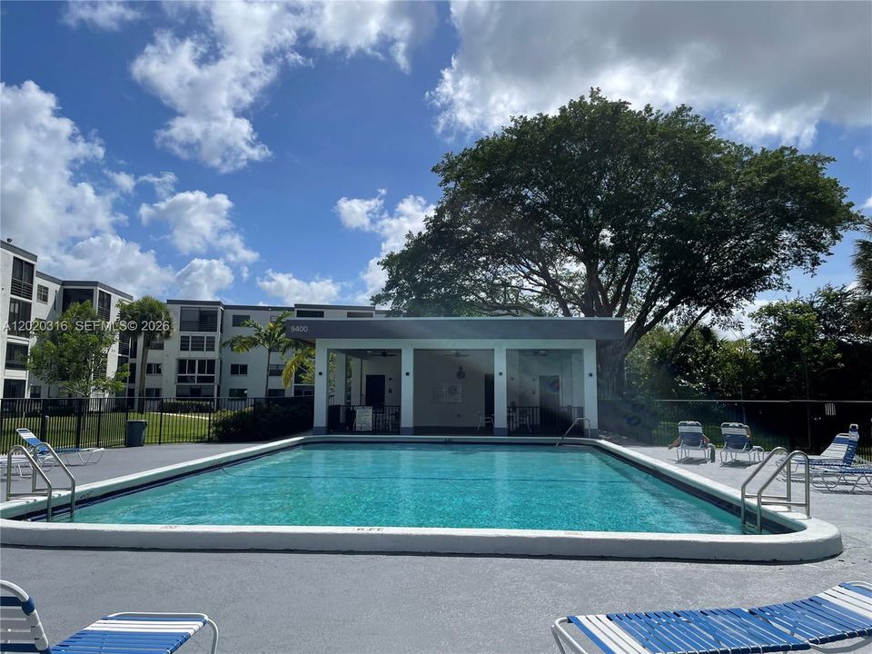 For Sale: $154,900 (1 beds, 1 baths, 741 Square Feet)