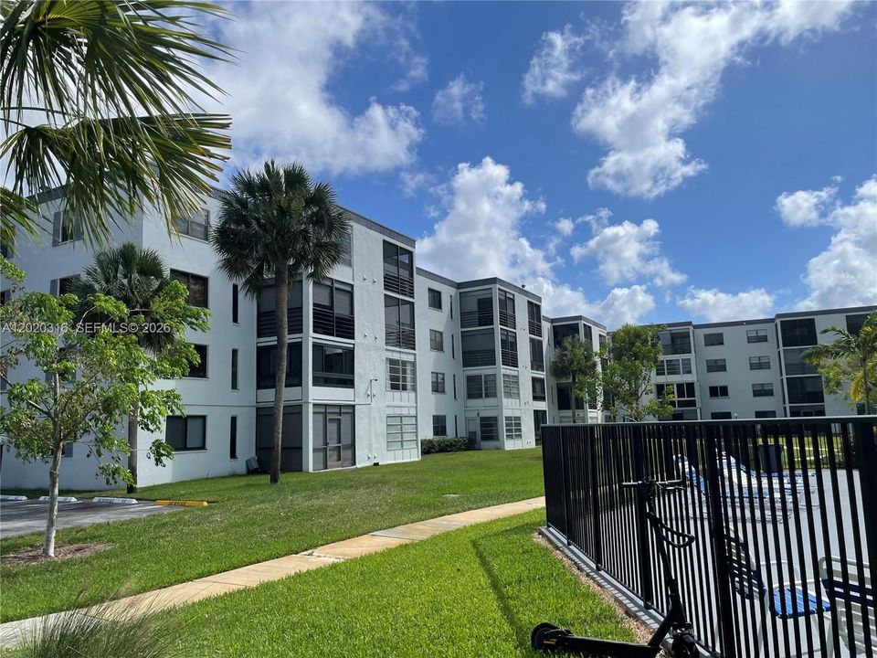 For Sale: $154,900 (1 beds, 1 baths, 741 Square Feet)