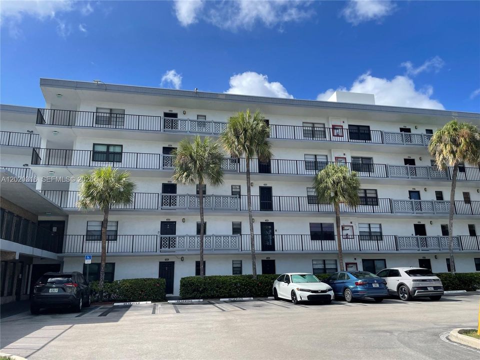 For Sale: $154,900 (1 beds, 1 baths, 741 Square Feet)