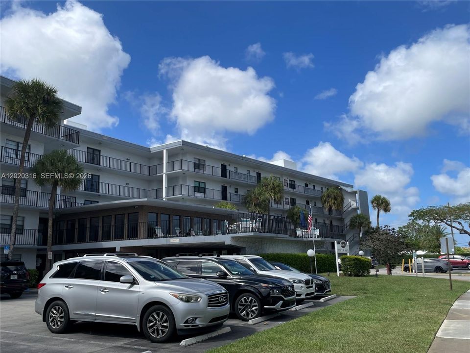 For Sale: $154,900 (1 beds, 1 baths, 741 Square Feet)