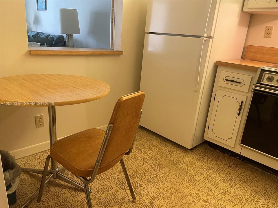 For Sale: $154,900 (1 beds, 1 baths, 741 Square Feet)