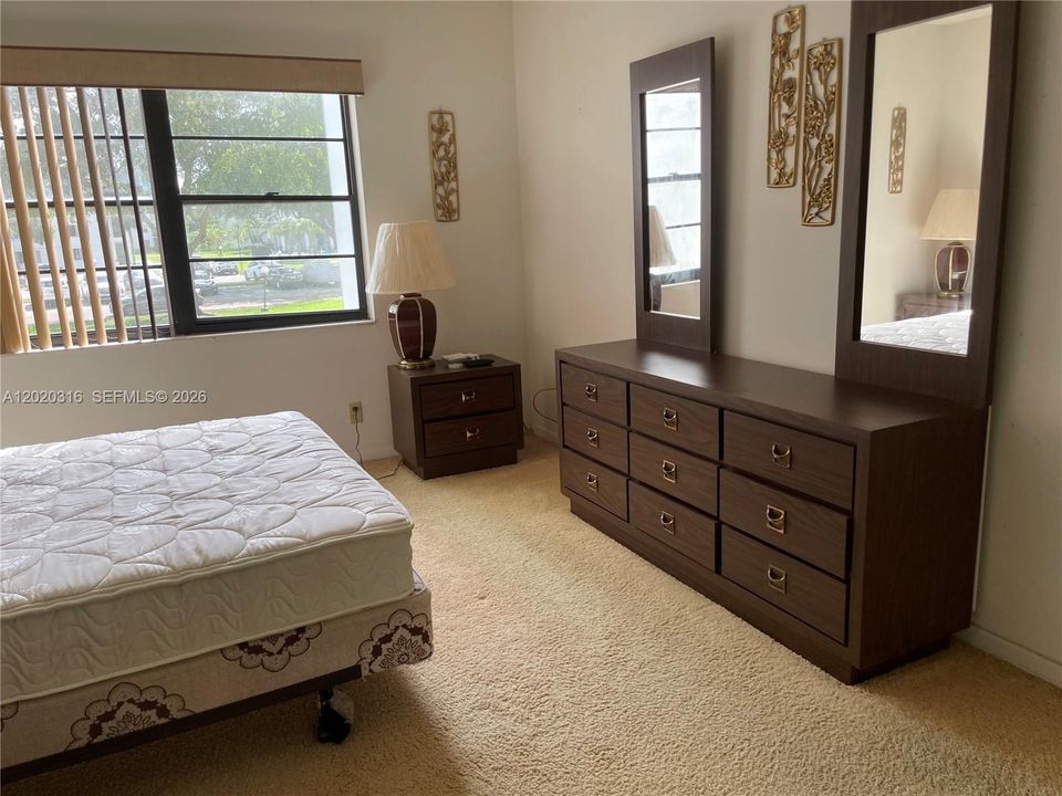 For Sale: $154,900 (1 beds, 1 baths, 741 Square Feet)