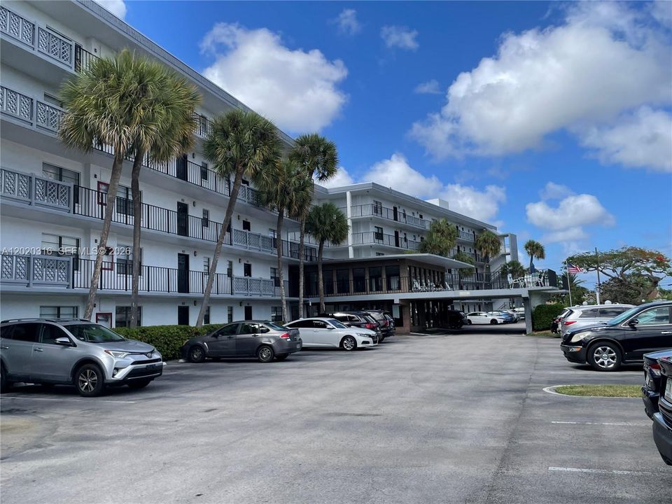 For Sale: $154,900 (1 beds, 1 baths, 741 Square Feet)