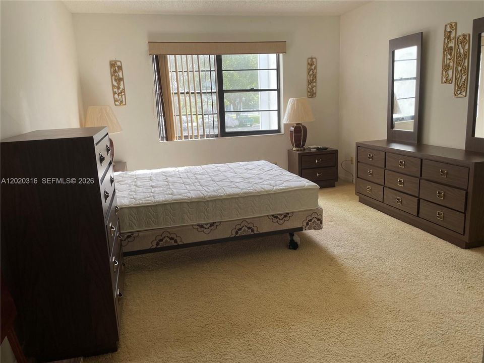 For Sale: $154,900 (1 beds, 1 baths, 741 Square Feet)