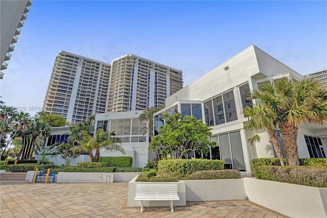 For Sale: $895,000 (2 beds, 2 baths, 1800 Square Feet)