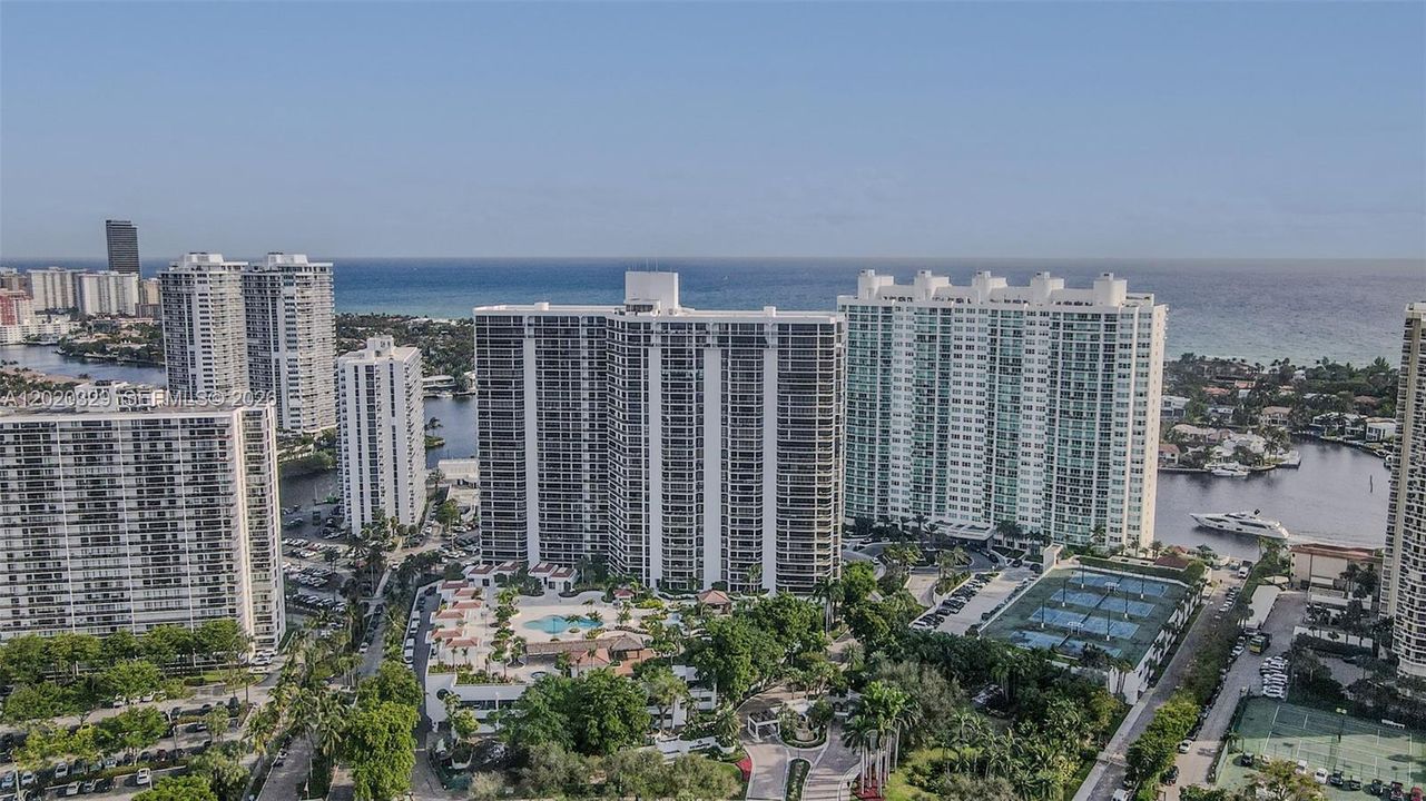 For Sale: $895,000 (2 beds, 2 baths, 1800 Square Feet)