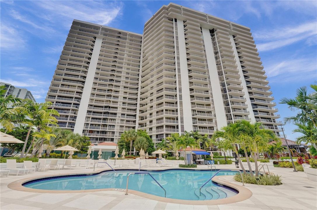 For Sale: $895,000 (2 beds, 2 baths, 1800 Square Feet)