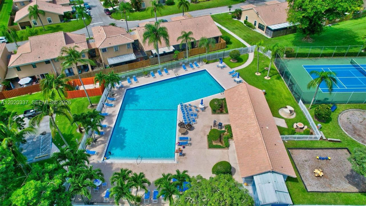 For Sale: $389,900 (2 beds, 2 baths, 1258 Square Feet)