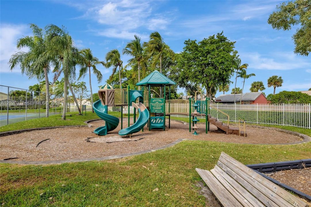 For Sale: $389,900 (2 beds, 2 baths, 1258 Square Feet)