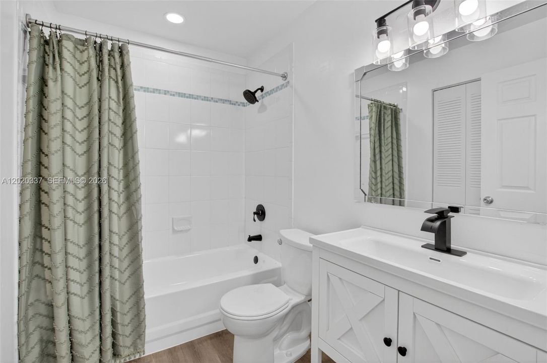 For Sale: $389,900 (2 beds, 2 baths, 1258 Square Feet)