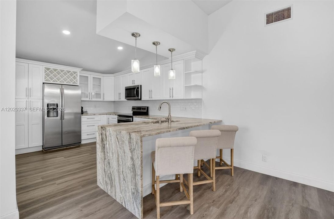 For Sale: $389,900 (2 beds, 2 baths, 1258 Square Feet)