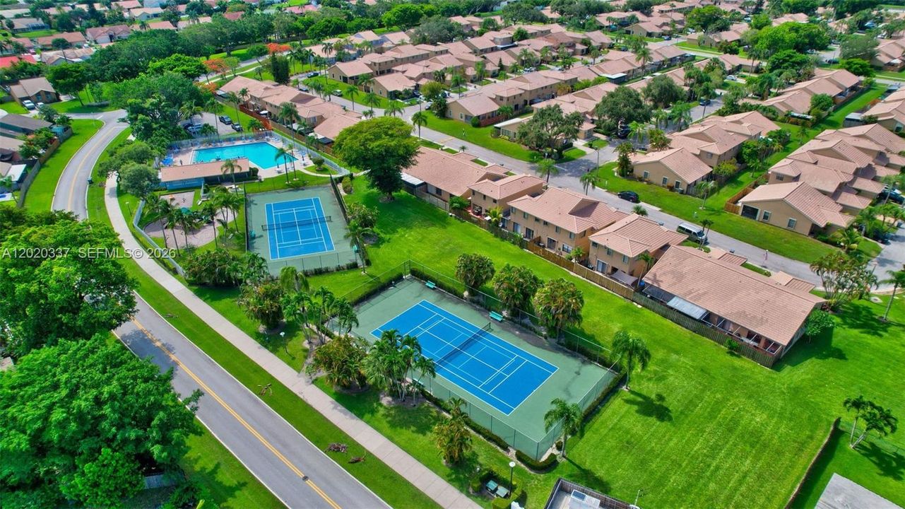 For Sale: $389,900 (2 beds, 2 baths, 1258 Square Feet)