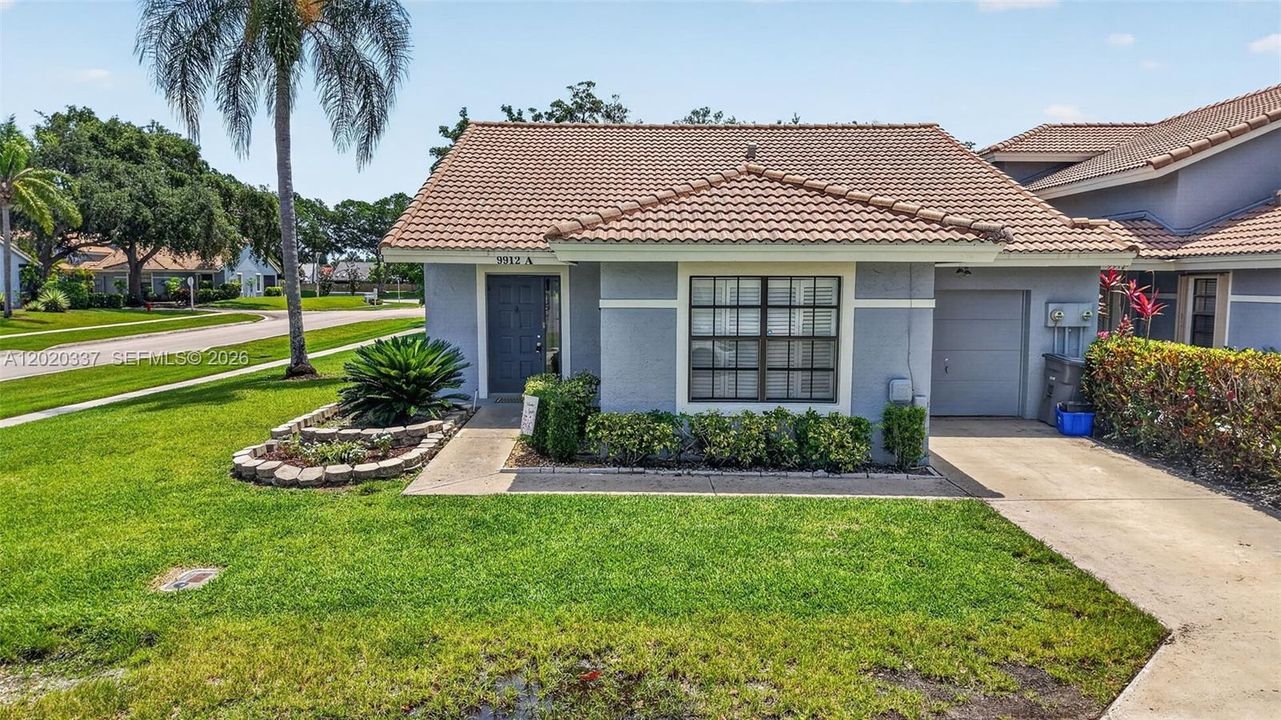 For Sale: $389,900 (2 beds, 2 baths, 1258 Square Feet)