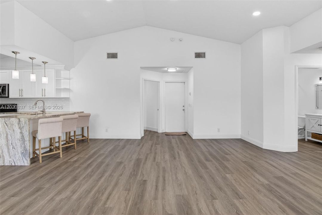 For Sale: $389,900 (2 beds, 2 baths, 1258 Square Feet)