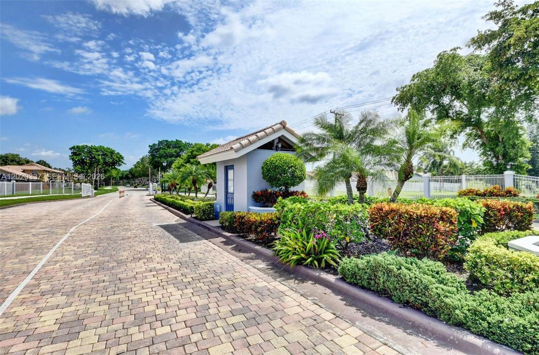 For Sale: $389,900 (2 beds, 2 baths, 1258 Square Feet)