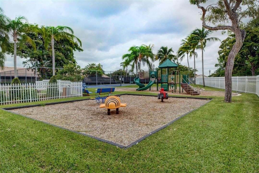 For Sale: $389,900 (2 beds, 2 baths, 1258 Square Feet)