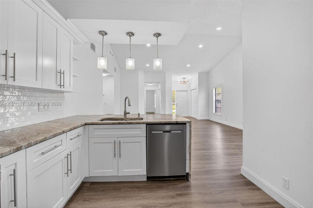 For Sale: $389,900 (2 beds, 2 baths, 1258 Square Feet)