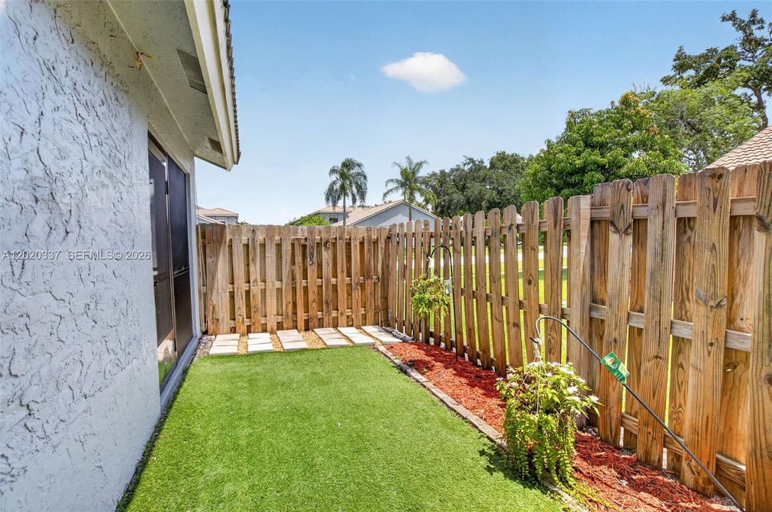 For Sale: $389,900 (2 beds, 2 baths, 1258 Square Feet)