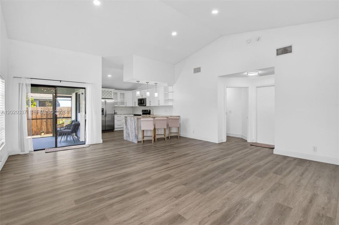 For Sale: $389,900 (2 beds, 2 baths, 1258 Square Feet)