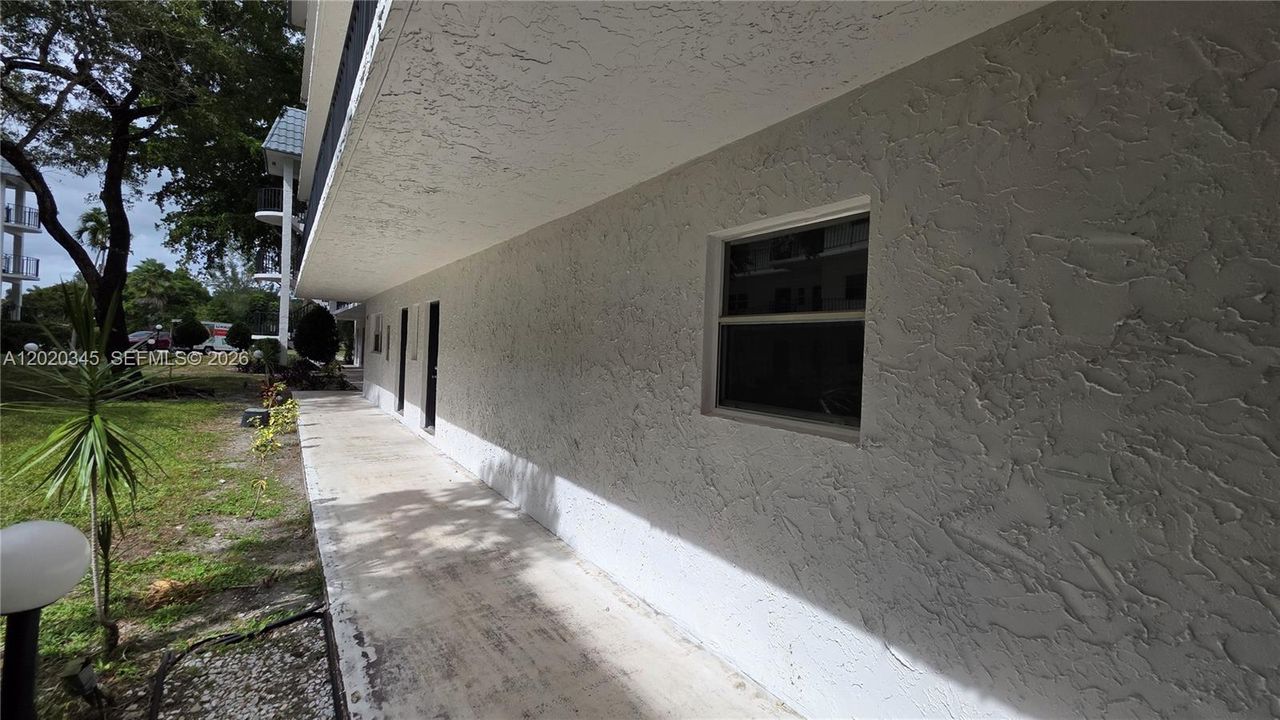For Sale: $105,999 (1 beds, 1 baths, 1000 Square Feet)