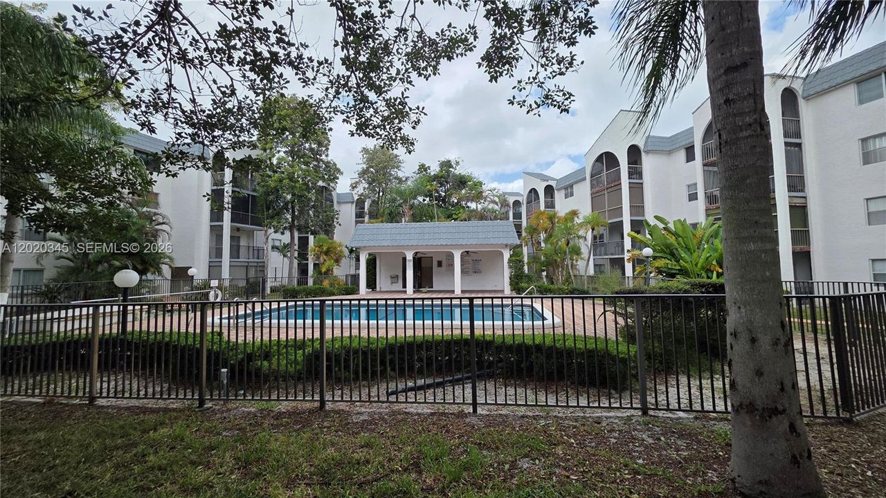 For Sale: $105,999 (1 beds, 1 baths, 1000 Square Feet)