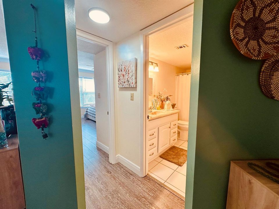 HALLWAY 2ND BED/ BATH