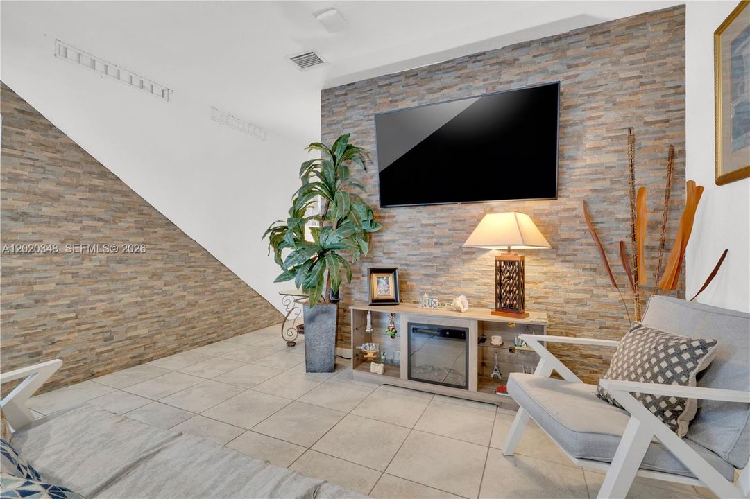 For Sale: $370,000 (3 beds, 2 baths, 1326 Square Feet)