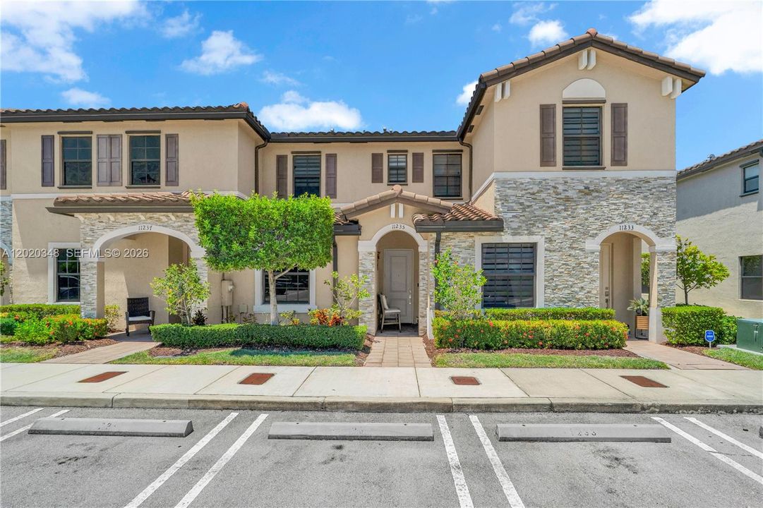 For Sale: $370,000 (3 beds, 2 baths, 1326 Square Feet)