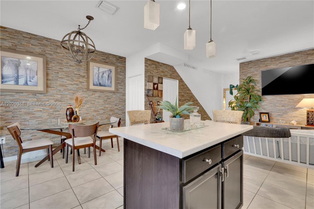 For Sale: $370,000 (3 beds, 2 baths, 1326 Square Feet)