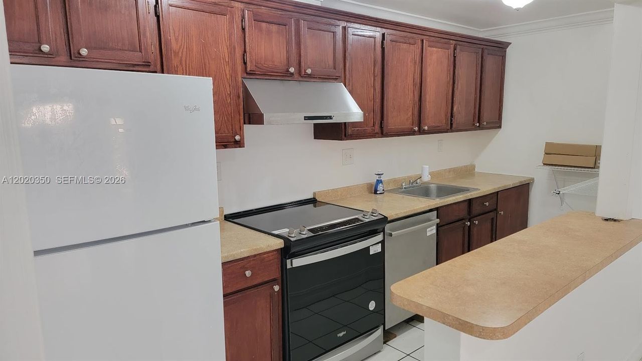 For Sale: $299,000 (2 beds, 2 baths, 1060 Square Feet)