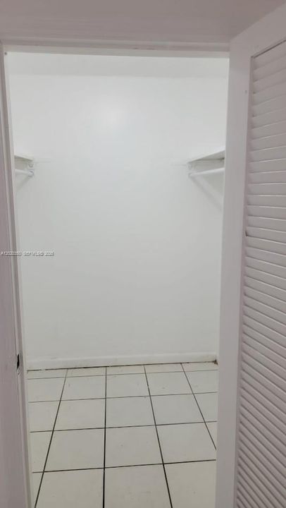 For Sale: $299,000 (2 beds, 2 baths, 1060 Square Feet)
