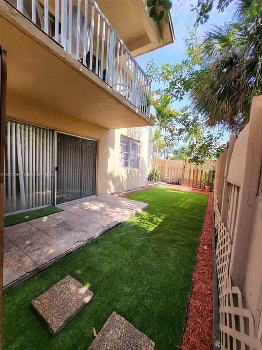 For Sale: $299,000 (2 beds, 2 baths, 1060 Square Feet)