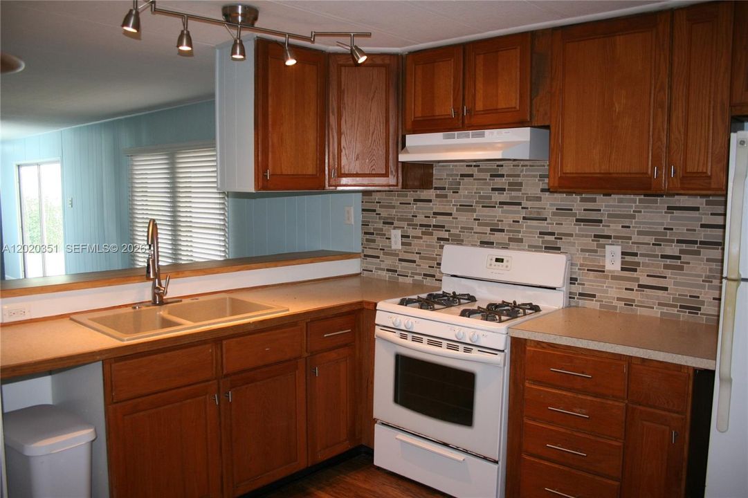 For Sale: $415,000 (2 beds, 1 baths, 784 Square Feet)