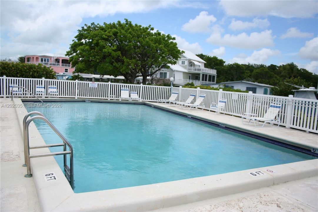 For Sale: $415,000 (2 beds, 1 baths, 784 Square Feet)