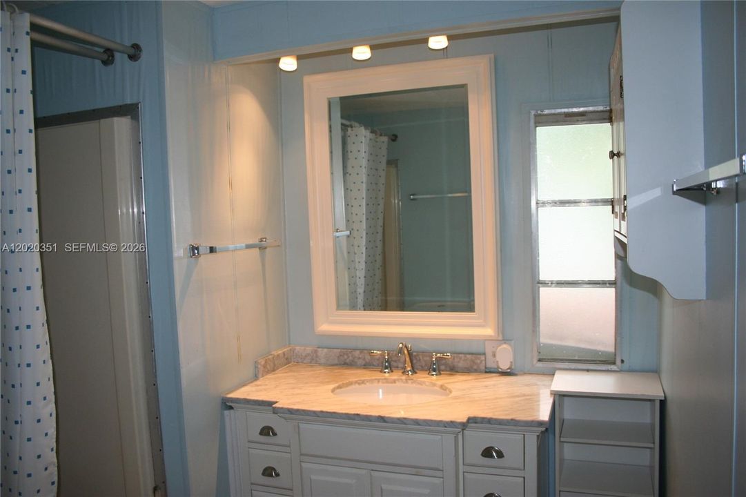 For Sale: $415,000 (2 beds, 1 baths, 784 Square Feet)